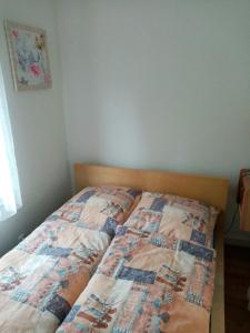 Una cama con edredón en un dormitorio en Haus Affalterthal en Egloffstein