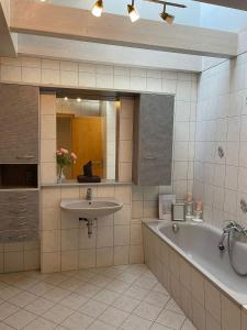 Et badeværelse på Traum-Ferienwohnung für bis zu 6 Gäste - W16