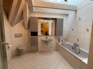 ห้องน้ำของ Traum-Ferienwohnung für bis zu 6 Gäste - W16