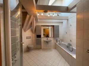 Um banheiro em Traum-Ferienwohnung für bis zu 6 Gäste - W16