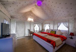 Gallery image of Dawn N Dusk Glamping tents with quintessential valley view in Chail