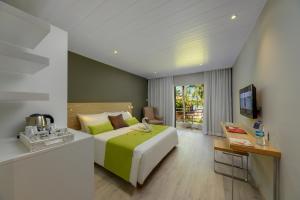 Кровать или кровати в номере Mauricia Beachcomber Resort & Spa