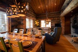 a dining room with a table in a log cabin at Saaruantähti Cottage in Ruka