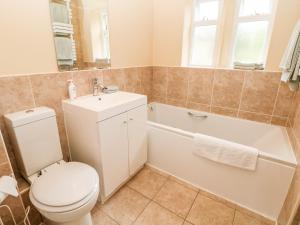 Ένα μπάνιο στο Underbank Hall Cottage +12 φωτογραφίες