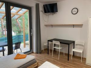 Račice的住宿－KuK Račice - mini apartman，客房设有桌椅和窗户。