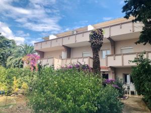 a building with flowers in front of it at Apartments Palma Novalja in Novalja