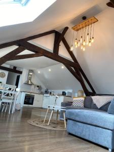 a living room with a blue couch and a kitchen at la cantina in Charleville-Mézières