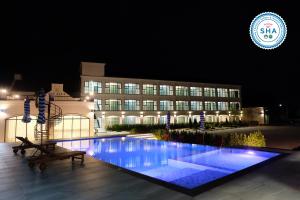 Bazén v ubytování Li CALLA Resort Trat nebo v jeho okolí