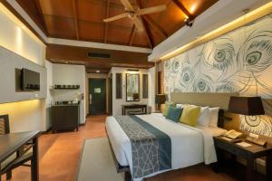 Кровать или кровати в номере Khaolak Merlin Resort