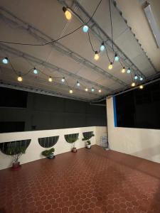 鹿港鎮にあるMiShi 85 Guest Houseの赤い床と照明が備わる広い客室です。