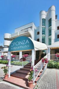 リニャーノ・サッビアドーロにあるAparthotel Ponzaのポマ反語を読む看板を持つホテル