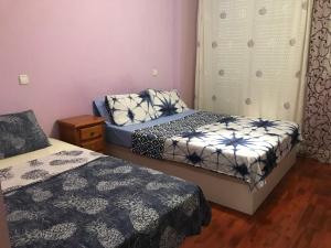1 dormitorio con 2 camas, vestidor y falda en Chalé Barajas Escala en Madrid