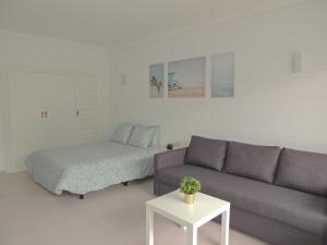 - un salon avec un canapé et un lit dans l'établissement Carihuela Palace Studio 303 Beach Playa, à Torremolinos