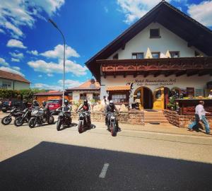 un grupo de motocicletas estacionadas frente a un edificio en Hotel-Hauensteiner-Hof en Hauenstein