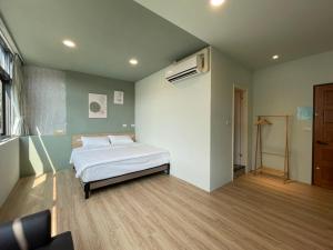 a bedroom with a white bed in a room at MiShi 85 Guest House in Lukang