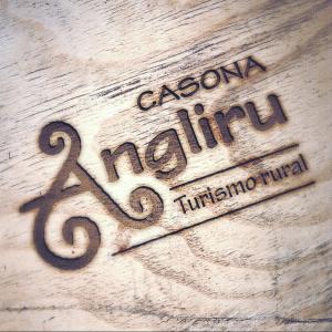 - la fermeture d'un panneau sur une table en bois dans l'établissement Casona Angliru, à Riosa