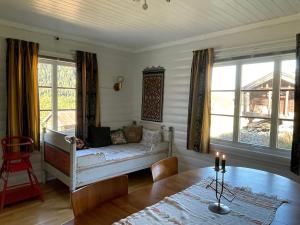 ein Wohnzimmer mit einem Bett und einem Tisch in der Unterkunft Olastugu in Ål