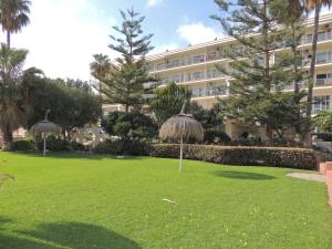 un parque frente a un gran edificio en Carihuela Palace Studio 303 Beach Playa, en Torremolinos