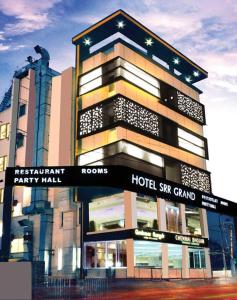 un gran edificio con un hotel sig grand en Hotel SRR Grand en Chennai