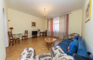 - un salon avec un canapé et une table dans l'établissement Alex Apartments near Independence Square - Kiev, à Kiev