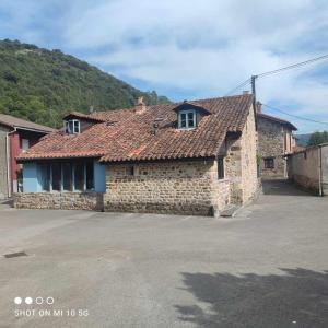 特雷斯諾的住宿－Casa Rural El Amparuco，一座石头建筑,有红色的瓷砖屋顶