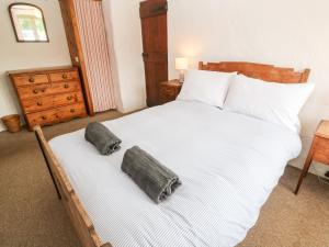 En eller flere senge i et værelse på Porth Farm Annexe