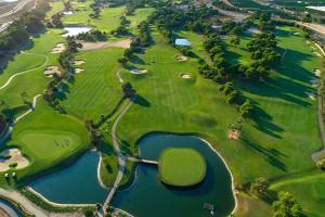 una vista aérea de un campo de golf con agua y árboles en Alojamiento Apartamento Motril Playa Granada campo golf, en Motril