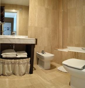 uma casa de banho com um lavatório, um WC e uma banheira em Alojamiento Apartamento Motril Playa Granada campo golf em Motril