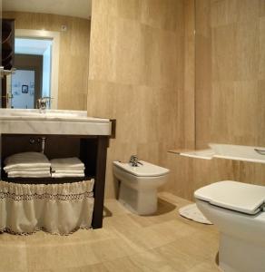 a bathroom with a sink and a toilet and a tub at Alojamiento Apartamento Motril Playa Granada campo golf in Motril