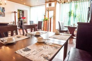 a dining room with a table and chairs and a restaurant at Neubert`s Gasthaus am Rhein in Lahnstein