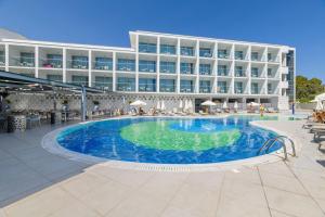 una piscina frente a un hotel en River Rock Hotel, en Ayia Napa