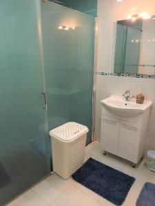 モスタにあるVilla Mostaのバスルーム(シャワー、洗面台、トイレ付)