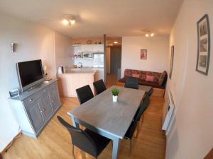 ein Wohnzimmer mit einem Esstisch und einer Küche in der Unterkunft Apartamento Pas de la Casa - 6 pax in Pas de la Casa