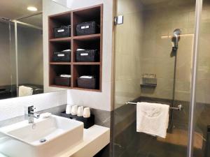 a bathroom with a sink and a glass shower at Uni-Resort Ku-Kuan in Heping