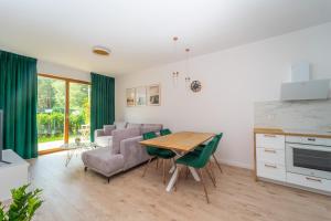 Kuchyň nebo kuchyňský kout v ubytování Nadmorski Dwór - Green Apartment