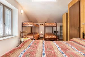 a bedroom with two bunk beds in a room at Casa Vacanza Zambotti in Vermiglio