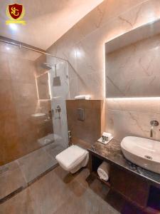 A bathroom at HOTEL SUPERIA GRAND