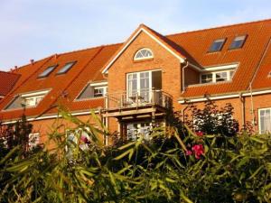 een groot bakstenen huis met een balkon ervoor bij Ferienwohnung Meeresblick "Rerik" in Rerik