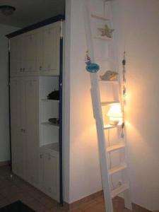 een kamer met een witte koelkast en een plank bij Ferienwohnung Meeresblick "Rerik" in Rerik