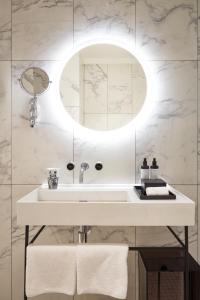a bathroom with a sink and a mirror at TORTUE HAMBURG - Schöner als die Fantasie in Hamburg