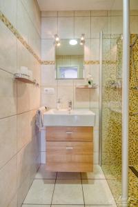 ein Bad mit einem Waschbecken und einer Dusche in der Unterkunft Sobre de Granadella Haus 3-bis in Jávea