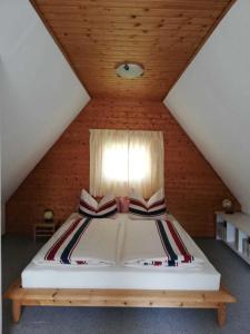 a bedroom with a bed in a attic at Ferienhaus ruhige Lage _ strandnah in Ueckeritz