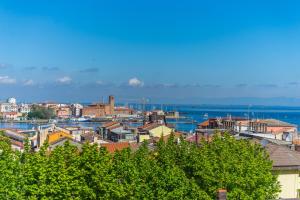 ソットマリーナにあるHotel Leon d'Oroの建物と海を望む市街の景色