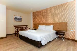 Кровать или кровати в номере Parasol Inn Chiang Mai Old City Hotel - SHA Plus