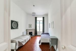 - un salon avec deux lits et une cheminée dans l'établissement Very nice typical apartment between Carré dOr and Old Nice Welkeys, à Nice