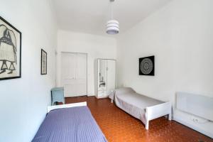 ニースにあるVery nice typical apartment between Carré dOr and Old Nice Welkeysの白い部屋にベッド2台が備わるベッドルーム1室