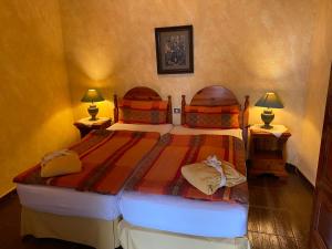 two twin beds in a room with two lamps at Casa Niagara in El Jaral