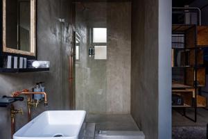 uma casa de banho com um lavatório e um espelho em Lilian Lofts Hotel & Spa em Joanesburgo