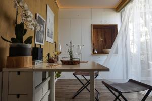 een keuken met een tafel en stoelen en een raam bij #outofboxproject tiny-home and garden house in Timişoara