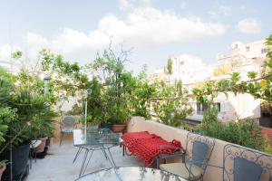 A garden outside Enticing, Cosy, Rooftop Studio Athens Centre! EP9T